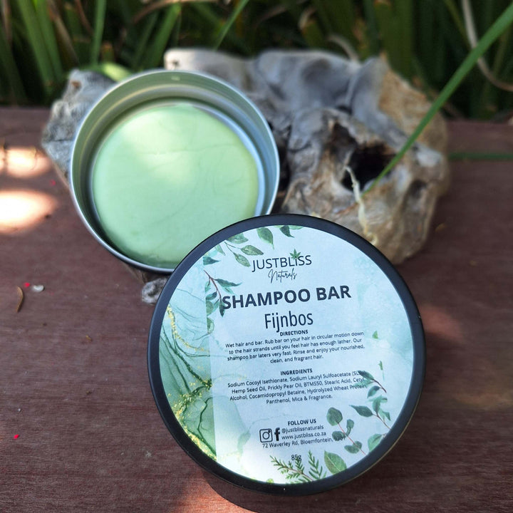 Eco-friendly Fijnbos Shampoo Bar in reusable tin for all hair types, featuring plant-based ingredients for cleansing and hydration.