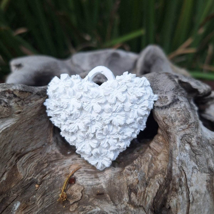 Heart-shaped clay diffuser stone with floral design, ideal for aromatherapy.