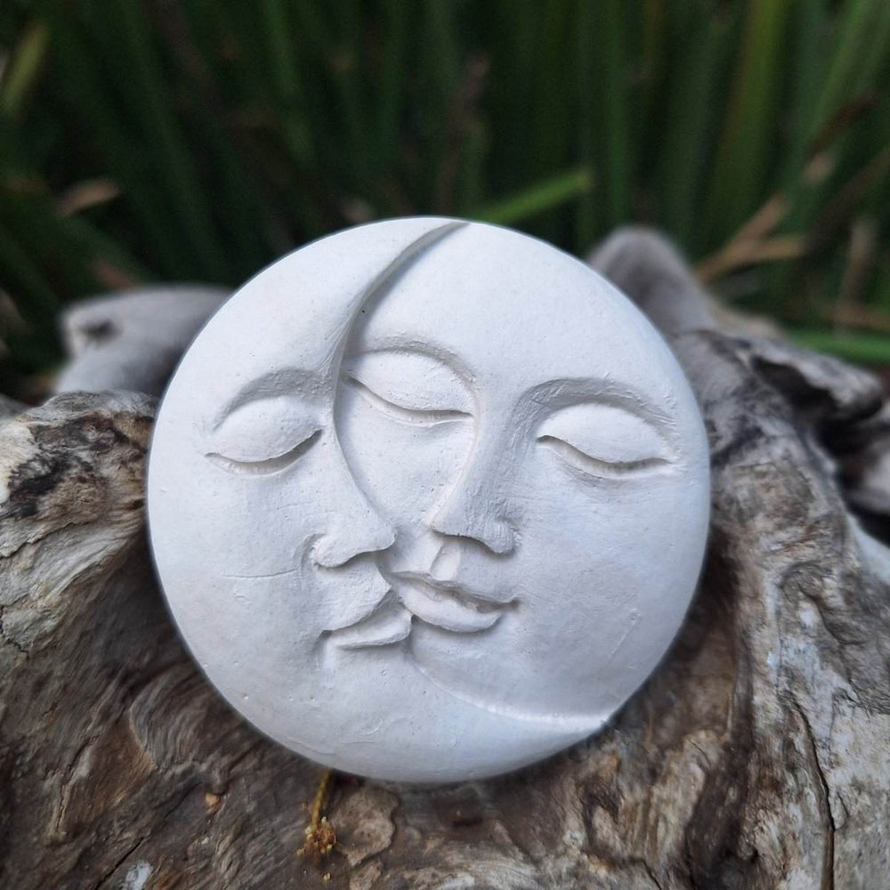 Clay diffuser stone with dual face design, ideal for aromatherapy and essential oil diffusion.