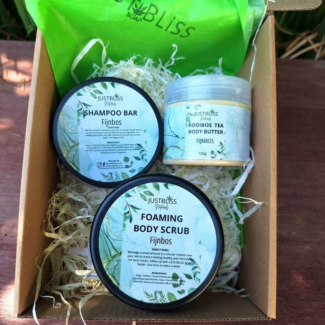 GIFT BOX: Fijnbos with shampoo bar, body butter, and body scrub in eco-friendly packaging.