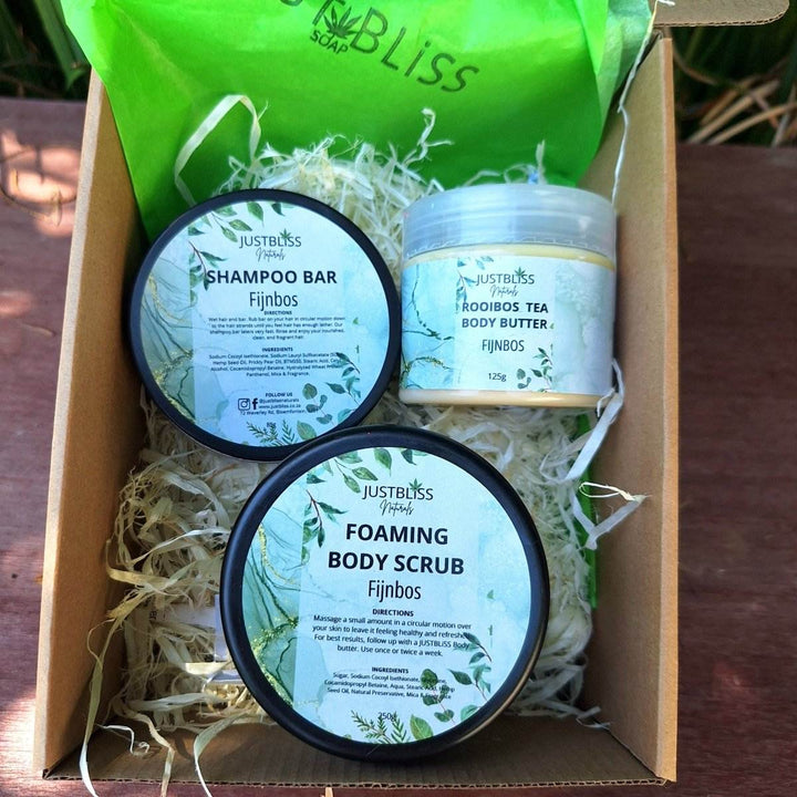 GIFT BOX: Fijnbos with shampoo bar, body butter, and body scrub in eco-friendly packaging.